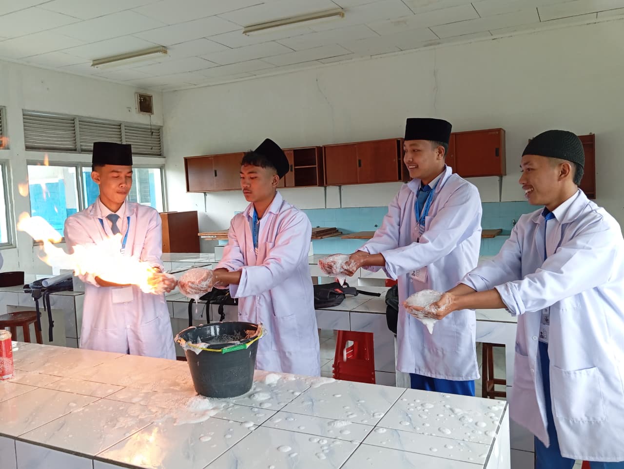 Santri kelas XII IPA melaksanakan ujian praktik Kimia dengan eksperimen hand fire, mengasah pemahaman konsep sekaligus keterampilan praktikum secara langsung.
