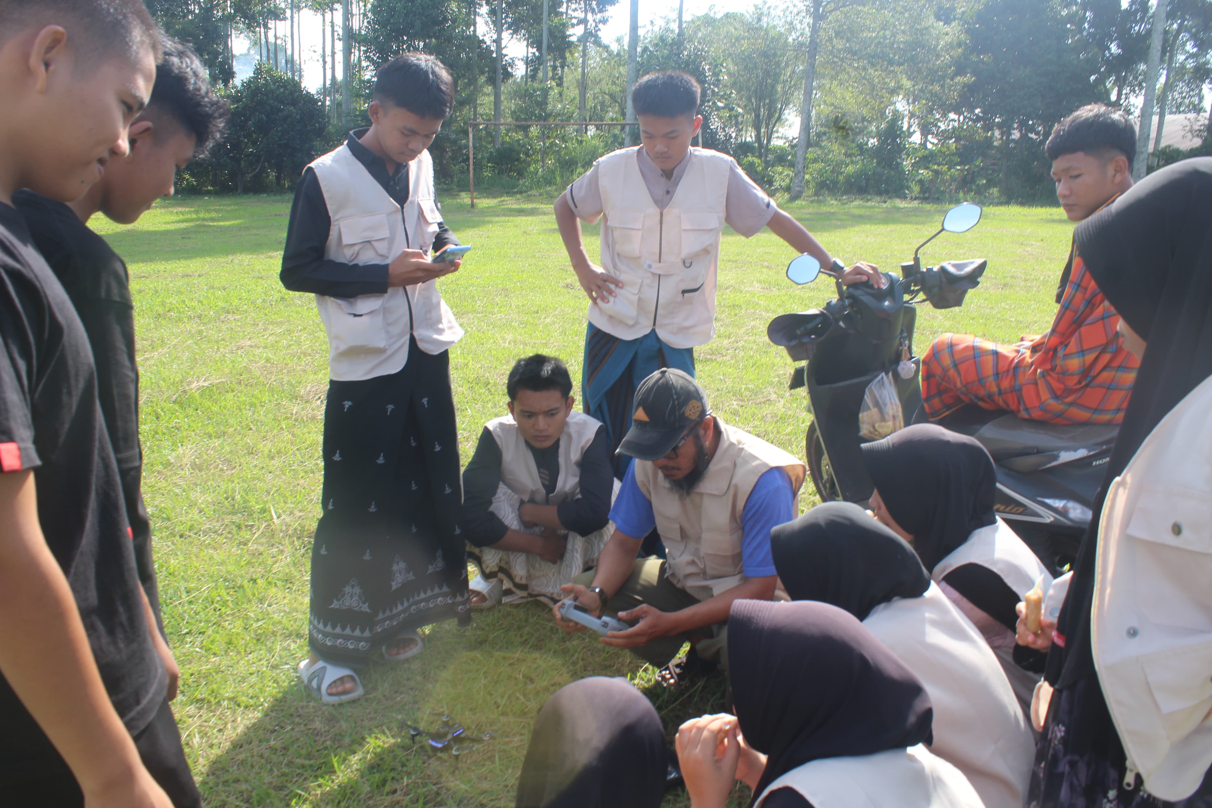Pondok Pesantren Dempo Darul Muttaqien Hadirkan Ekstrakurikuler Fotografi, Santri Mulai Pelajari Teknologi Drone