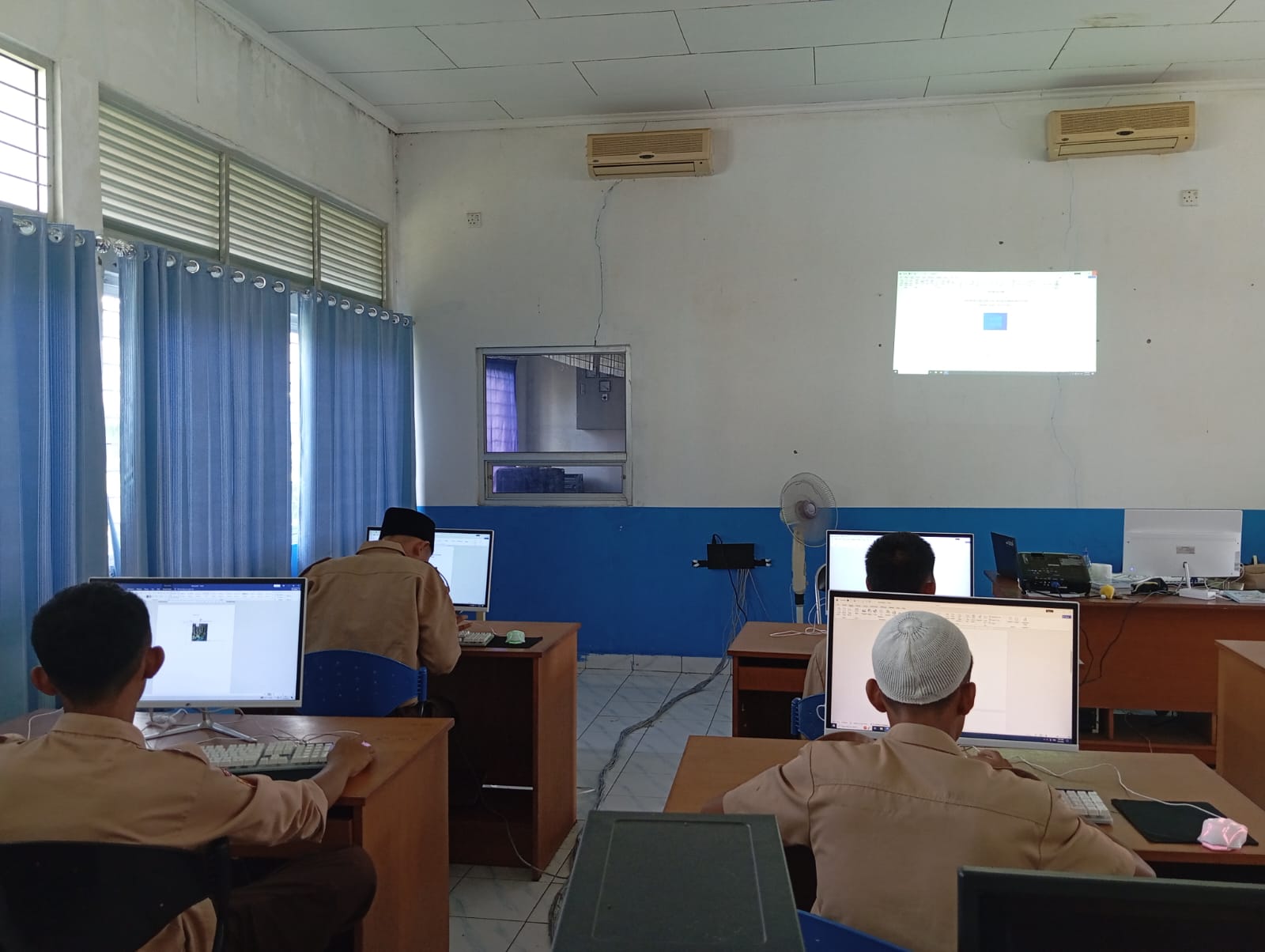 UJIAN PRAKTIK KOMPUTER MADRASAH ALIYAH DEMPO DARUL MUTTAQIEN