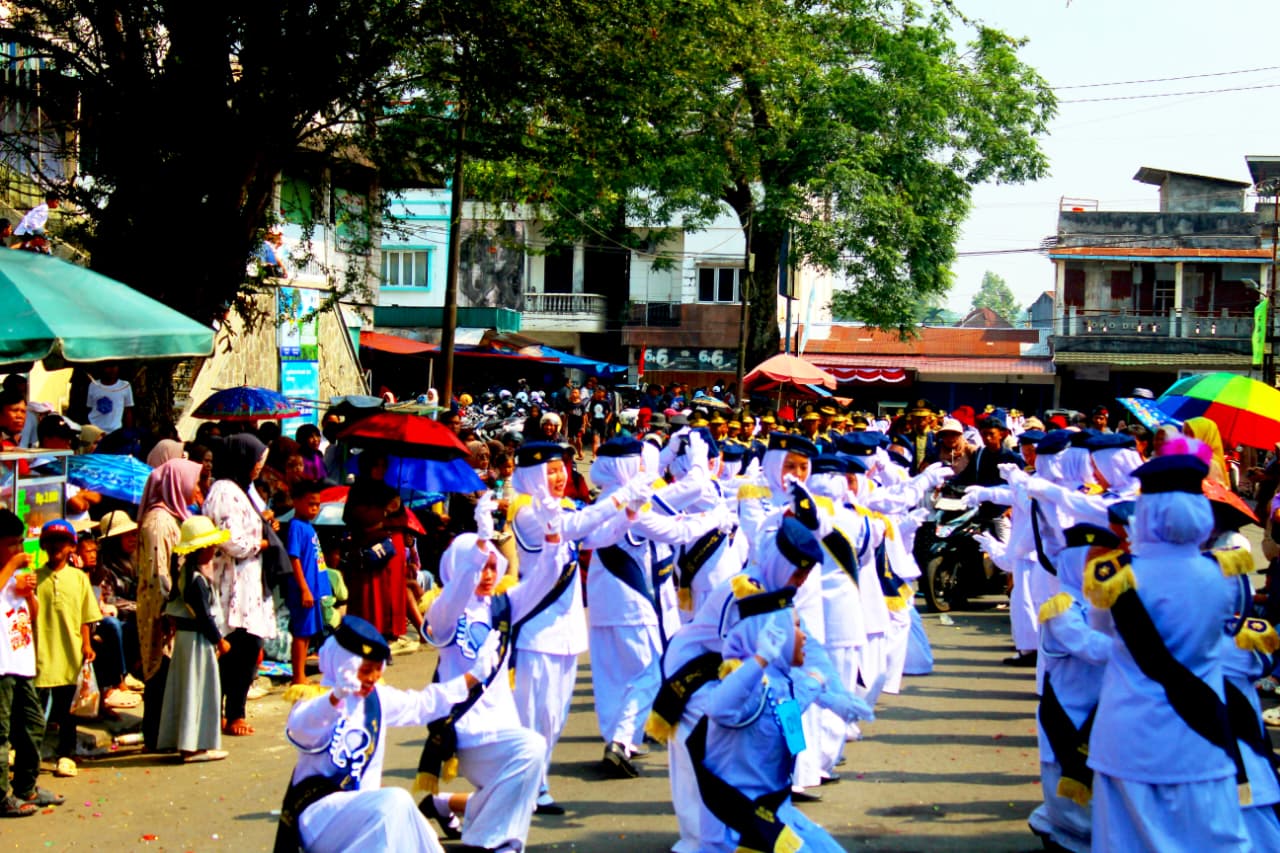 Semangat Kemerdekaan Membara! MTs Dempo Darul Muttaqien Tampil dalam Lomba Baris-Berbaris Tingkat Kota Pagar Alam