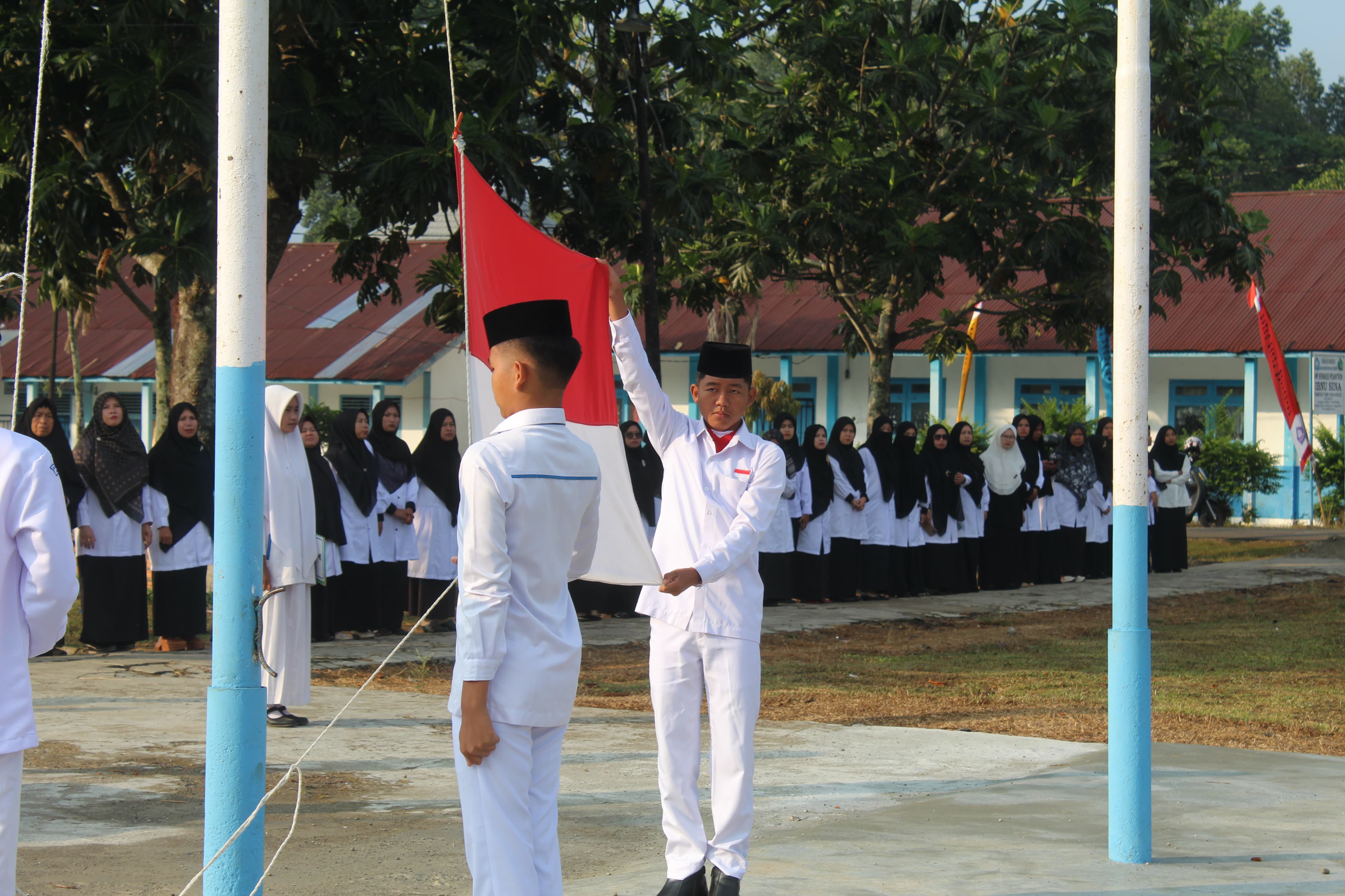 UPACARA PERINGATAN HUT KEMERDEKAAN RI YANG KE-81 DI PONDOK PESANTREN DEMPO DARUL MUTTAQIEN